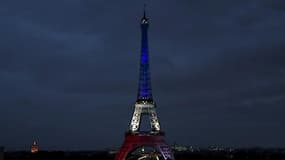 La Tour Eiffel sera également illuminée aux couleurs bleu-blanc-rouge du drapeau français lundi, mardi et mercredi soirsBFMTV