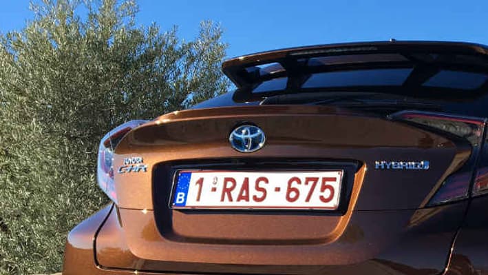 A 31.500 euros, le prix de la version essayée du C-HR n'est pas forcément un avantage face à ses concurrents. Un Mini Countryman se montrera peut-être plus onéreux mais a déjà gagné ses galons premium. A 31.500 euros, le prix de la version essayée du C-HR n'est pas forcément un avantage face à ses concurrents. Un Mini Countryman se montrera peut-être plus onéreux mais a déjà gagné ses galons premium.