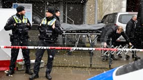 Des policiers allemands devant un cordon de sécurité après la fusillade qui a fait au moins 8 morts à Hambourg le 10 mars 2023