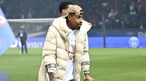 Presnel Kimpembe avec des béquilles après sa blessure en mars 2023