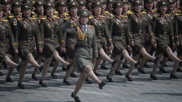 Les soldats de l'armée populaire coréenne marchent à travers la place Kim Il-Sung lors d'un défilé militaire marquant le 105e anniversaire de la naissance du dernier dirigeant nord-coréen Kim Il-Sung, à Pyongyang le 15 avril 2017
