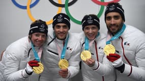 Marie Dorin Habert, Simon Desthieux, Anais Bescond et Martin Fourcade, médaillés d'or du relais mixte en biathlon à PyeongChang