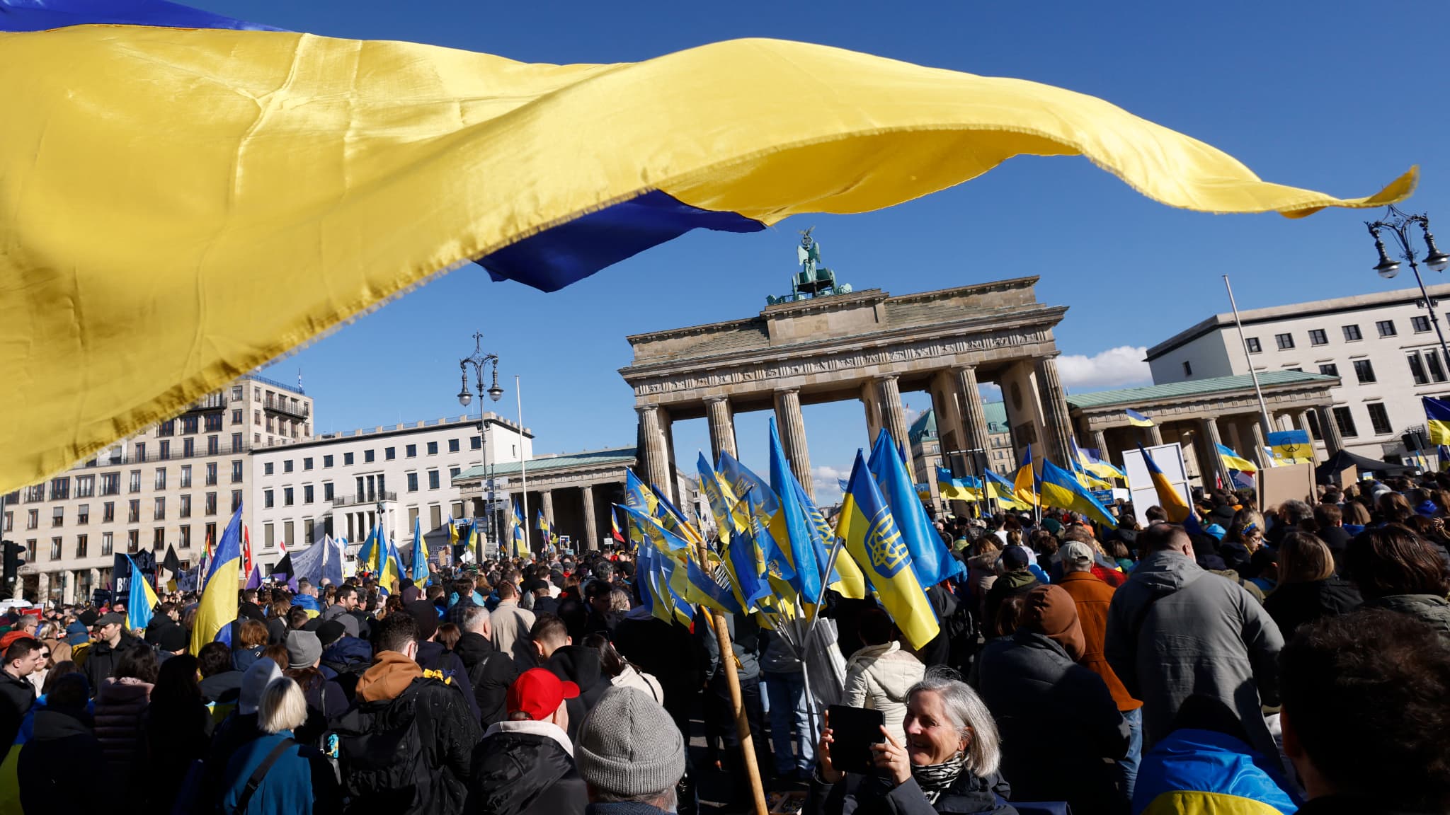 Des manifestants en soutien à l'Ukraine, porte de Brandebourg, à Berlin, en Allemagne, deux ans après le début de la guerre contre la Russie, le 24 février 2024