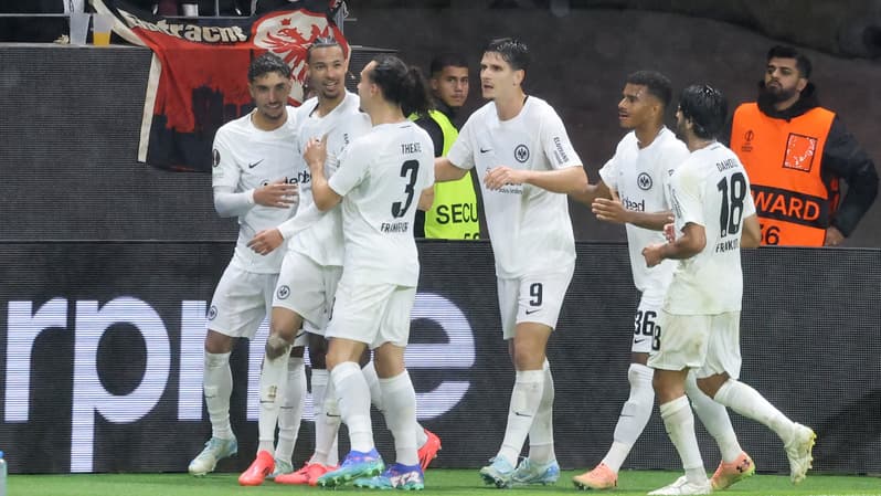 Ekitike buteur pour Francfort et félicité par ses équipiers face à Plzen 