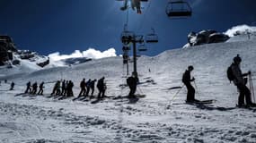 Des skieurs font la queue pour les remontées mécaniques dans une station de ski (photo d'illustration)