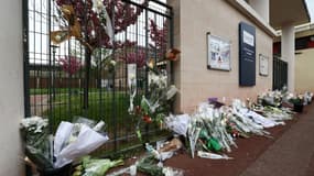 Des fleurs déposées devant le collège des Sablons à Viry-Châtillon, après la mort d'un adolescent, le 7 avril 2024 en Essonne
