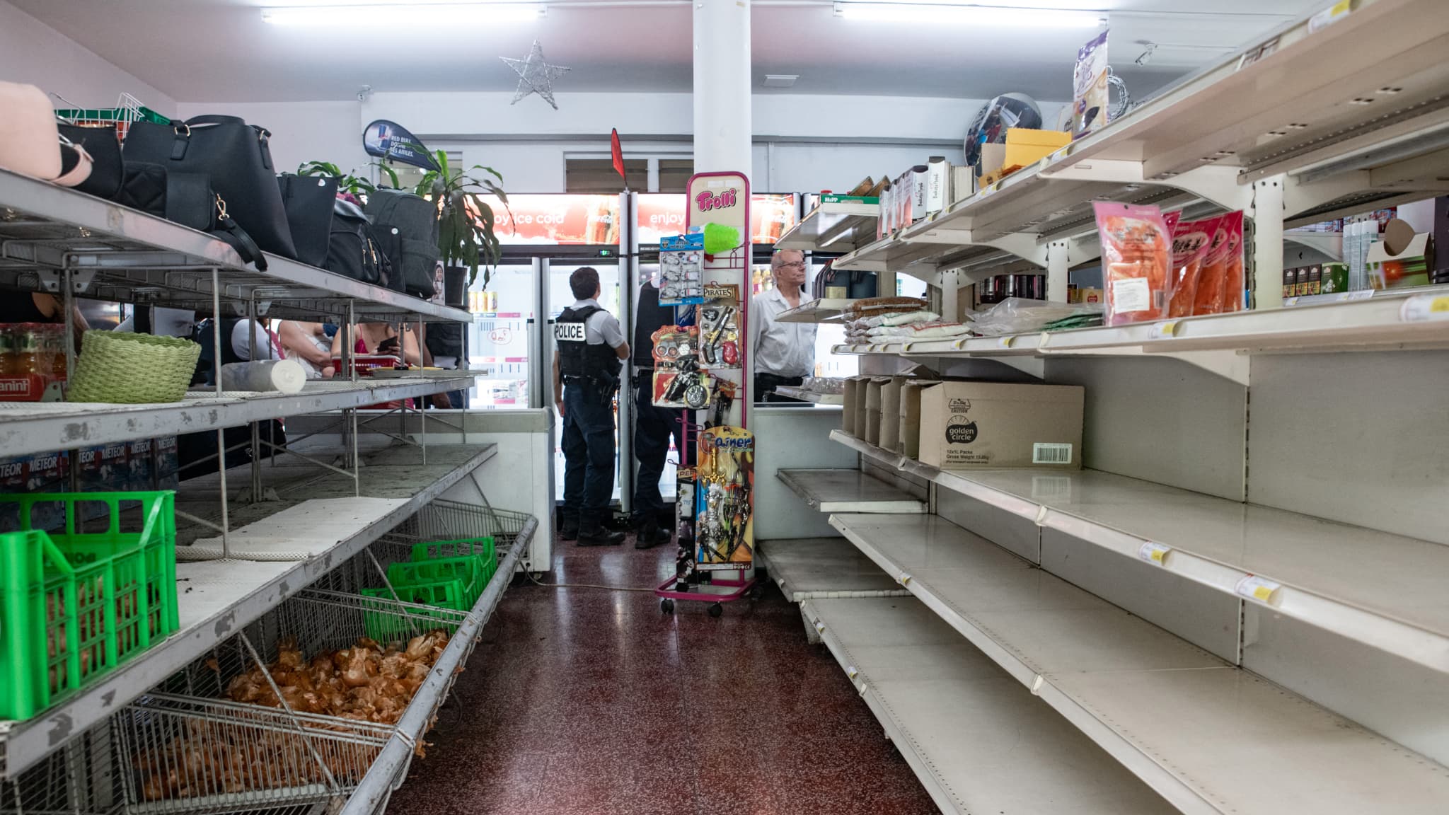 Les rayons vides d'un supermarché à Nouméa (Nouvelle-Calédonie), le 16 mai 2024.