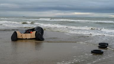 Des gilets de sauvetage, des bouées et un bateau pneumatique dégonflé sur la plage de Sangatte, près de Calais,  après une tentative infructueuse de migrants de traverser illégalement la Manche pour rejoindre la Grande-Bretagne, le 4 décembre 2024