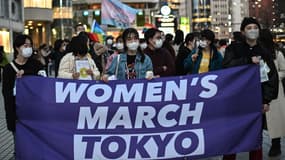Des personnes participent à un rassemblement à l'occasion de la Journée internationale des droits des femmes à Tokyo, le 8 mars 2023.