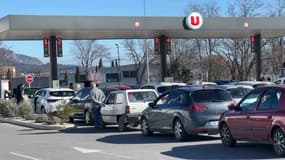 Les stations-service de Manosque sont prises d'assaut ce lundi 20 mars 2023 en raison de pénurie de carburants.