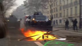 Les forces de l'ordre ont recours aux blindés de la gendarmerie à Paris