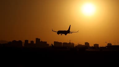 Un avion à Phoenix, le mercredi 5 juin 2024, alors qu'une vague de chaleur frappe l'Ouest des États-Unis,