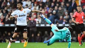 Ezequiel Garay face à Lionel Messi