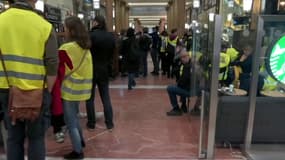 Des gilets jaunes se sont réunis dans un Starbucks des Champs-Élysées