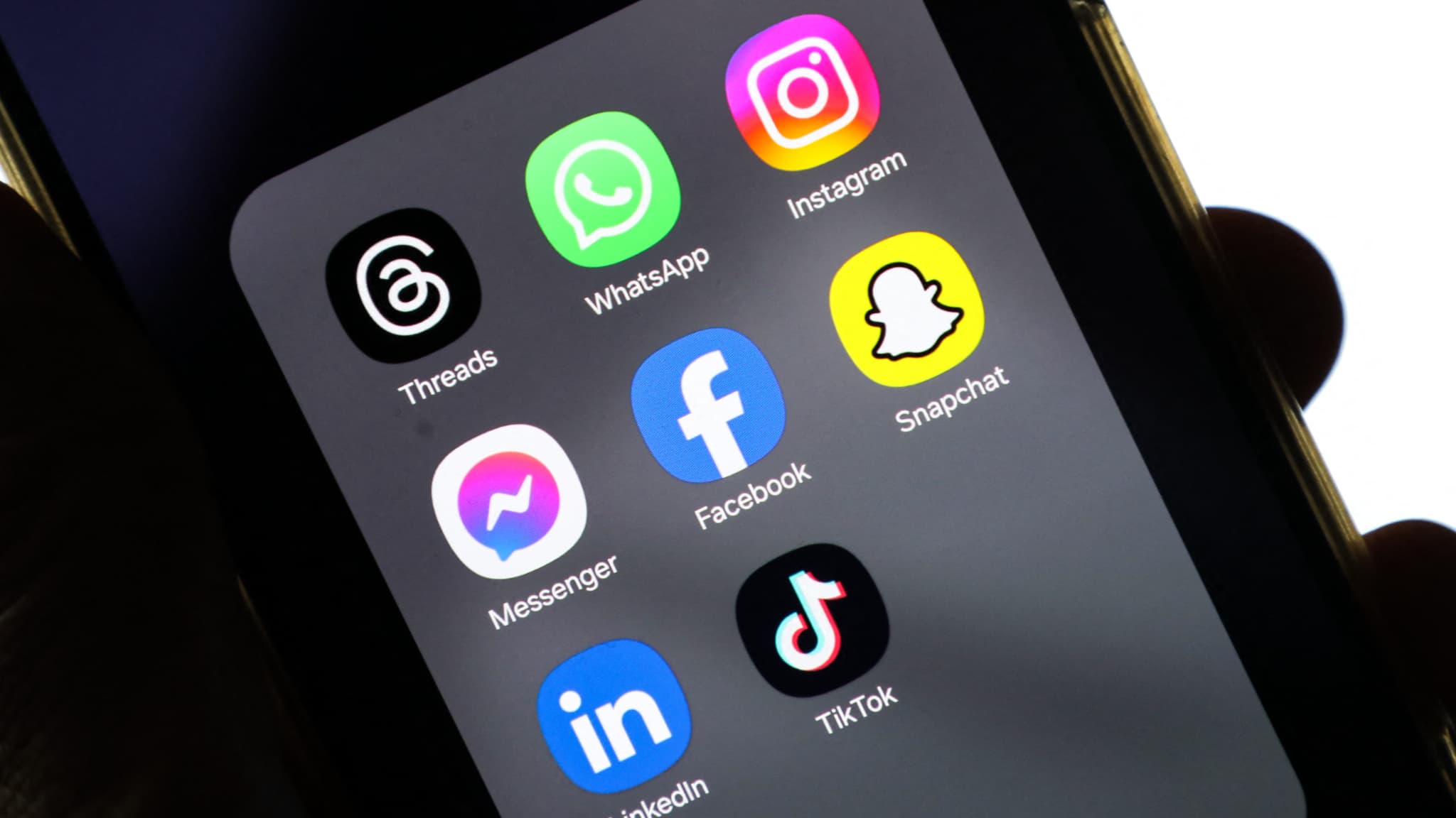 APRÈS L'AUSTRALIE, L'UE ENVISAGE D'INTERDIRE LES RÉSEAUX SOCIAUX AUX MOINS DE 16 ANS