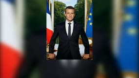 Trois livres, deux téléphones, une horloge... ce qu'ils signifient sur la photo d'Emmanuel Macron