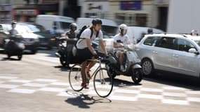 Vélo et scooter dans les rues de Paris (ILLUSTRATION)