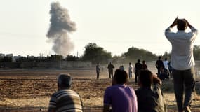 Des Kurdes regardent depuis la ville turque de Suruc le bombardement de la ville de Kobané, en Syrie, par les forces de la coalition contre Daesh (Etat islamique)