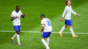 Randal Kolo Muani célèbre son but avec Kylian Mbappé lors de France-Belgique (1-0, Euro), le 1er juillet 2024