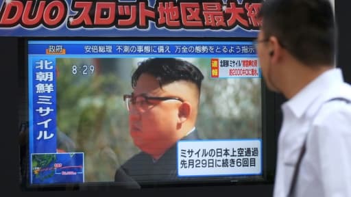 Un piéton regarde une image du leader nord-coréen Kim Jong-Un, à Tokyo le 15 septembre 2017 Un piéton regarde une image du leader nord-coréen Kim Jong-Un, à Tokyo le 15 septembre 2017