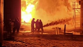 Des pompiers travaillant pour éteindre un incendie dans un dépôt pétrolier de la région de Koursk après une frappe de drones en février 2024 (photo d'illustration).