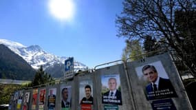 Posters de campagne, le 14 avril 20174, à Houches, dans le sud-est de la France