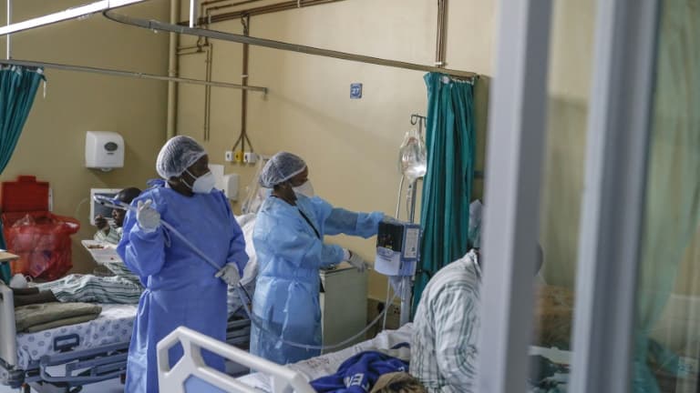 Des infirmières s'occupent d'un patient atteint du Covid-19 à l'hôpital de Tembisa, le 2 mars 2021 en Afrique du Sud (photo d'illustration)