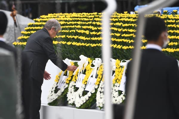 La patron de l'ONU Antonio Guterres dépose des fleurs en hommage aux victimes du bombardement américain à Hiroshima, lors du 77e anniversaire de l'événement, à Hiroshima, au Japon, le 5 août 2022