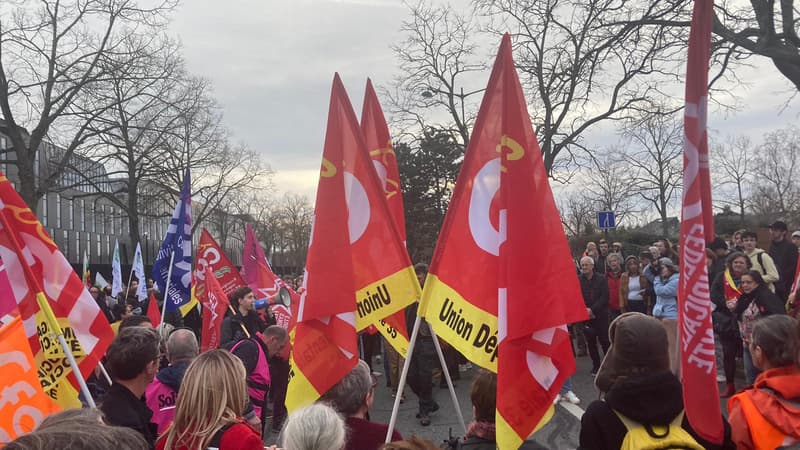 Plusieurs centaines de personnes réunies devant la préfecture de Rennes.
