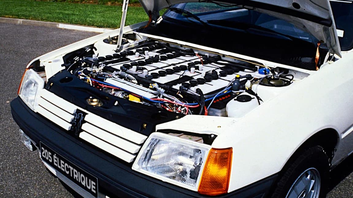Une vingtaine de 205 électriques ont été produites par Peugeot: le moteur disposait d'une puissance de 8 kW (soit 11 chevaux), et les batteries Nickel-Fer 6V (12 au total) autorisaient une autonomie d'environ 100 km. La recharge nécessitait 10 heures sur une prise classique 220V. Une vingtaine de 205 électriques ont été produites par Peugeot: le moteur disposait d'une puissance de 8 kW (soit 11 chevaux), et les batteries Nickel-Fer 6V (12 au total) autorisaient une autonomie d'environ 100 km. La recharge nécessitait 10 heures sur une prise classique 220V.