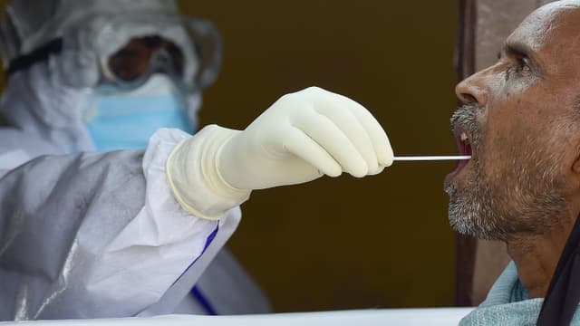 Prise de test pour la détection du Covid-19 à Allahabad (Inde), le 7 août 2020.
