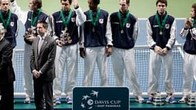 Tête basse, les Français reçoivent leur trophée de finaliste.