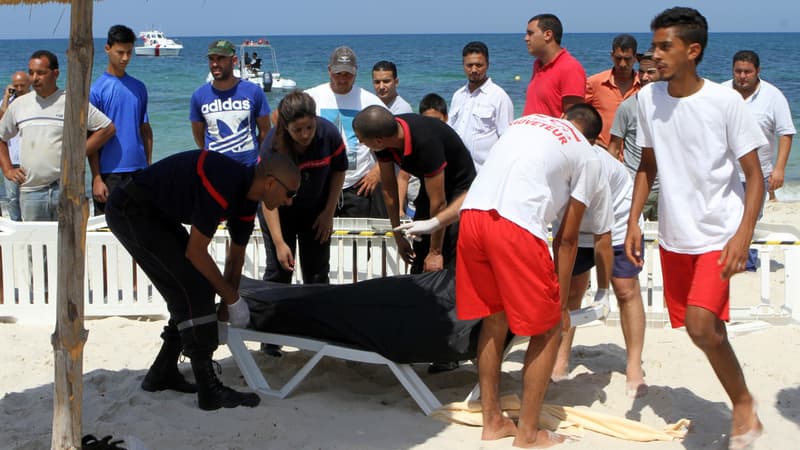 Les secours tunisiens juste après l'attentat évacuent des victimes.