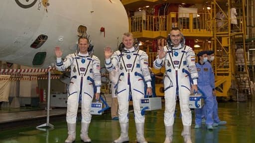 L'ingénieur de la NASA Kevin Ford (à gauche), le commandant de Soyouz Oleg Novitskiy (au centre) et l'ingénieur de vol Evgeny Tarelkin
