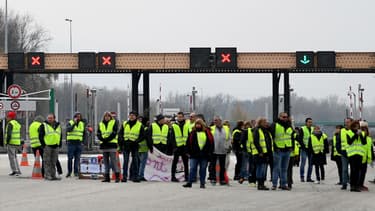 Des gilets jaunes bloquent le péage de Crolles sur l'A41, aux environs de Grenoble, le 17 novembre 2018