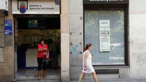 Devant une succursale à Madrid de CatalunyaCaixa, l'une des quatres banques nationalisées (avec Bankia, NovaGalicia et Banco de Valencia) à qui la majeure partie de l'aide devrait bénéficier. L'Espagne a formellement sollicité lundi l'aide financière de l