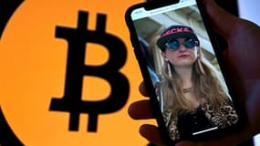 Photo d'illustration prise le 9 février 2022, montrant un clip d'Heather Morgan, alias "Razzlekhan," sur un logo de bitcoin