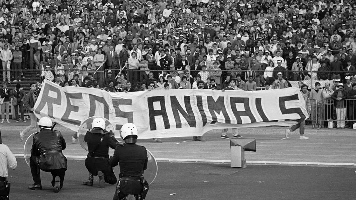 Au stade du Heysel, des hooligans anglais provoquent des mouvements de foule d'une rare violence. Au stade du Heysel, des hooligans anglais provoquent des mouvements de foule d'une rare violence.