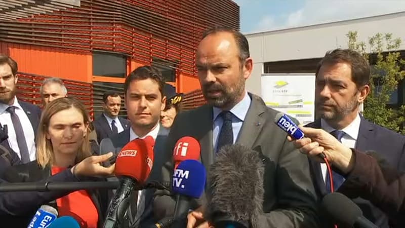 Edouard Philippe répond aux questions des journalistes lors d'un déplacement en Charente