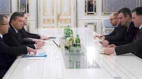 Le président ukrainien Viktor Ianoukovitch avec les opposants Arseni Iatseniouk et Vitali Klitschko, lors d'une précédente réunion samedi 25 janvier.