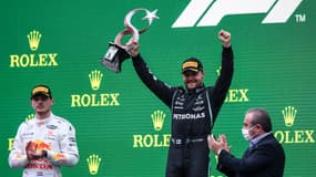 Le pilote Mercedes Valtteri Bottas vainqueur du GP de Turquie devant  Max Verstappen (Red Bull) sur le circuit d'Istanbul Park, le 10 octobre 2021 