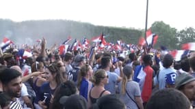 Des supporters des Bleus dans une fan zone
