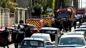Policiers et pompiers aux abords du commissariat de Rambouillet après qu'une fonctionnaire de police a été tuée à coups de couteau, le 23 avril 2021 