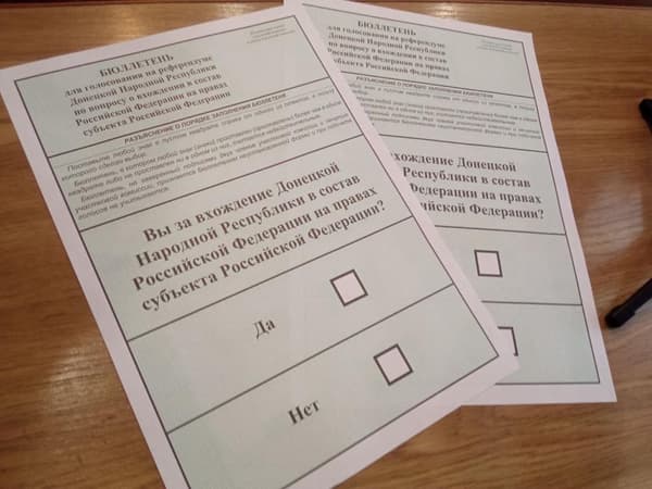Les bulletins de vote distribués pour le référendum d'annexion dans la région de Donetsk, en Ukraine.