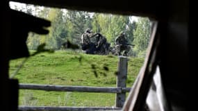 Des militaires gardent les lieux où se trouvent les débris de l'avion d'Evguéni Prigojine, près du village de Kuzhenkino, en Russie, le 24 août 2023