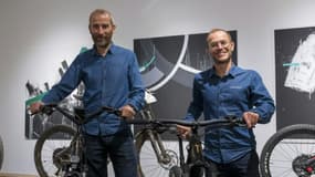 Les cofondateurs de Moustache Bikes, Emmanuel Antonot (g) et Grégory Sand (d) posent avec des vélos électriques à l'usine de Thaon-les-Vosges (Vosges), le 28 août 2020