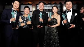 Choi Woo-shik, Lee Jeong-eun, Lee Sun Gyun, So-dam Park et Kang-ho Song, une partie du casting de "Parasite", le 19 janvier lors des SAG AWards