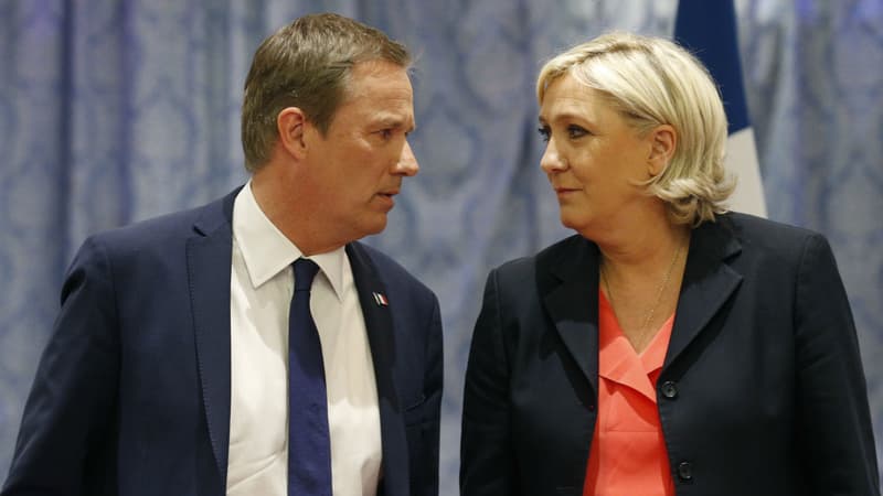 Nicolas Dupont-Aignan (Debout la France) et Marine Le Pen (Front national) avant leur déclaration conjointe, le 29 avril 2017, au QG du FN à Paris.