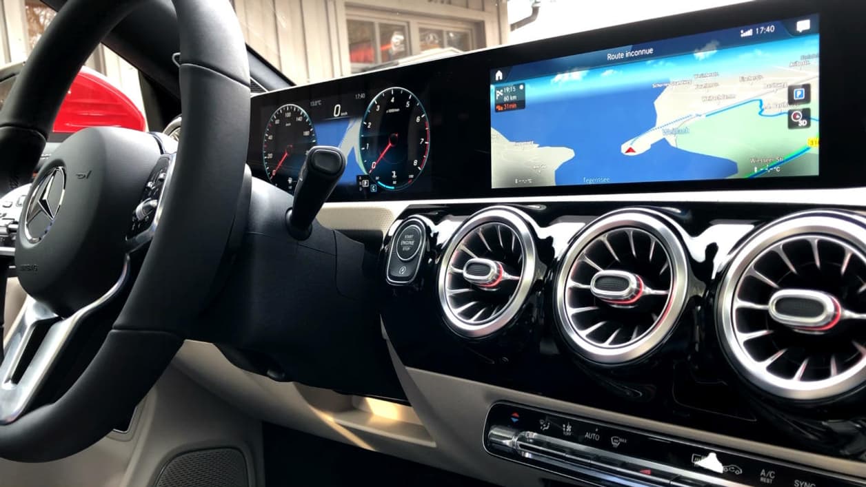 A l'intérieur de la nouvelle CLA, on retrouve la nouvelle interface Mercedes associant compteurs numériques et écran pour l'infodivertissement. A l'intérieur de la nouvelle CLA, on retrouve la nouvelle interface Mercedes associant compteurs numériques et écran pour l'infodivertissement.