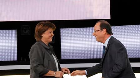 François Hollande et Martine Aubry se sont tous les deux engagés mercredi à donner des responsabilités à Ségolène Royal si l'un ou l'autre est élu président de la République en mai 2012. /Image diffusée le 11 octobre 2011/REUTERS/Patrick Kovarik/Pool
